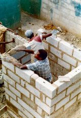 Bouw-toiletten-in-Cite-Lumiere-Haiti-febr.-1990