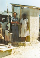 Pieter-van-de-Berg-bij-een-nieuw-toilethuisje-in-Cite-Lumiere-Haiti-febr.-1990