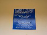 Bord-aan-de-gevel-van-de-Mando-kliniek