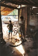 in-de-fietsenwerkplaats-Sri-Lanka-bezoek-dec.-1993