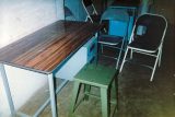 Door-Prisma-betaalde-spullen-voor-MSS-scholen-16-2-1997-tafel-en-stoel-voor-typiste